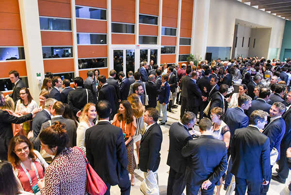 Evento realizado pelo CBAr com diversos profissionais interagindo em um salão